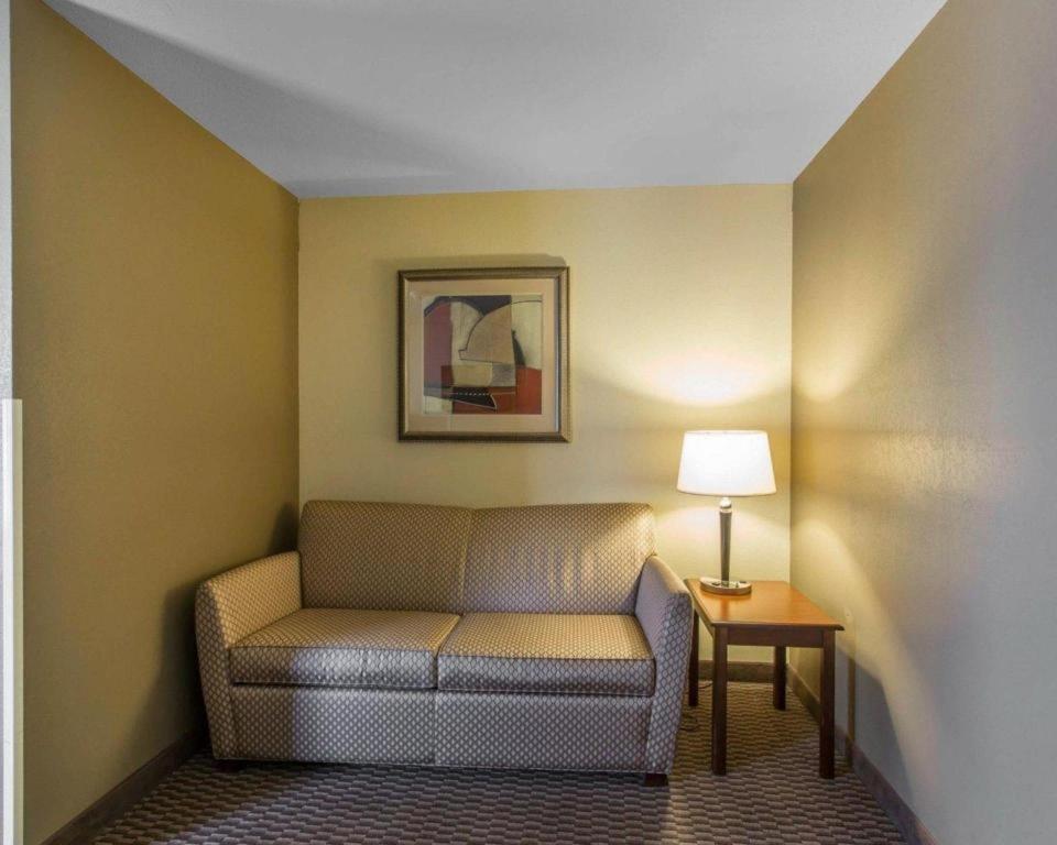 Comfort Inn & Suites Медісонвіл Екстер'єр фото